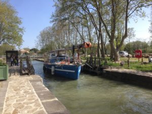 Skipper motors out the lock area