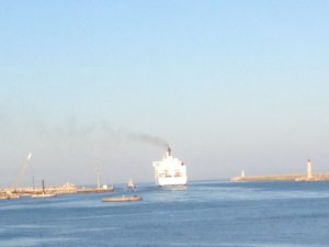 La grosse enfant leaving port