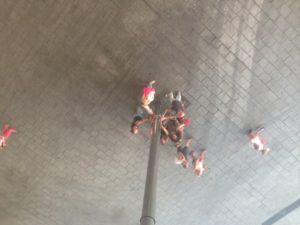 Mirrored roof - Group in mirror