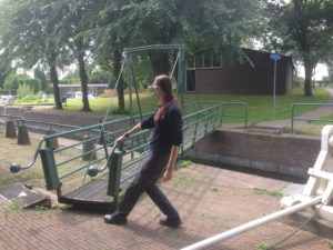 Muiden - Tall lady bridge-keeper opening bridge